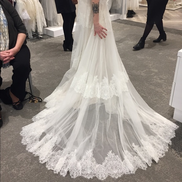 Lace ivory wedding dress - Picture 1 of 14